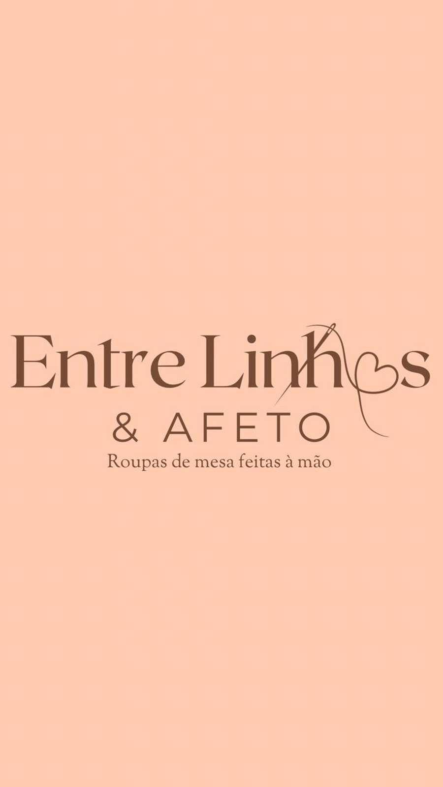 Logo Entre Linhas & Afeto — agulha e linha formando um coração